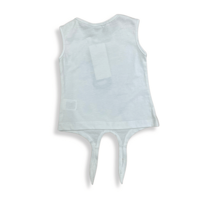 Vista trasera de una blusa infantil sin mangas en color blanco, con corte asimétrico en la parte inferior. Tela ligera y fresca, ideal para el verano.