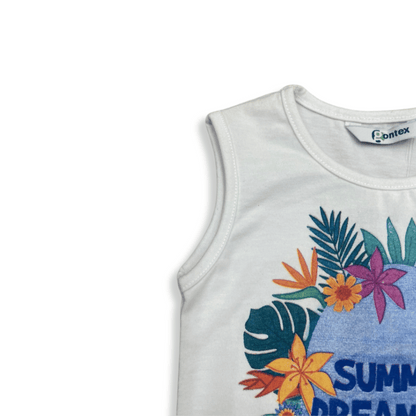 Detalle de la parte superior de una blusa infantil sin mangas en color blanco, con estampado tropical y texto “Summer Dreaming”. Diseño cómodo y fresco, ideal para el verano.