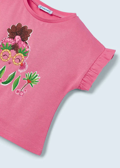 Blusa rosa para niña de la marca Mayoral con estampado tropical y mangas con volantes. Ideal para un look divertido y cómodo.
