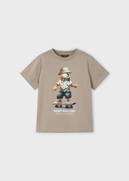 Playera infantil beige de Mayoral con diseño de perro skater, manga corta y cuello redondo.