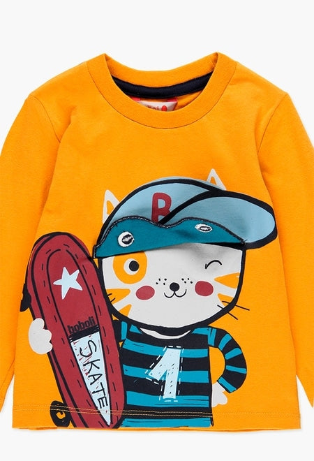 Camiseta Boboli mostaza sin los lentes sobrepuestos, mostrando el diseño de la carita del gato.