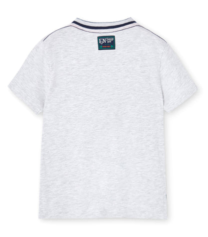 Vista trasera de la camisa Boboli de Cachaboo, con diseño minimalista en color gris y detalle de etiqueta decorativa en la parte superior.