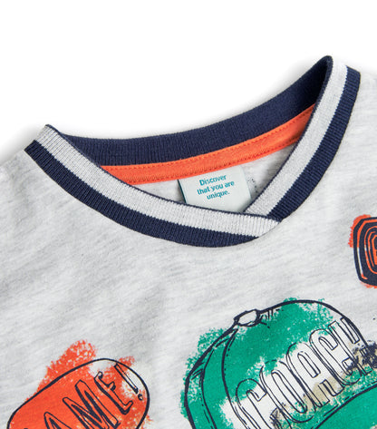 Detalle del cuello de la camisa Boboli de Cachaboo, con ribete en contraste y etiqueta con el mensaje "Discover that you are unique".