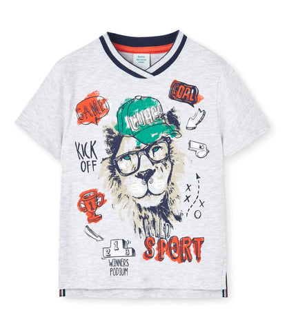 Playera Boboli para niño con diseño de león deportivo, color gris con ilustraciones de fútbol. Camiseta de manga corta ideal para niños amantes del deporte.