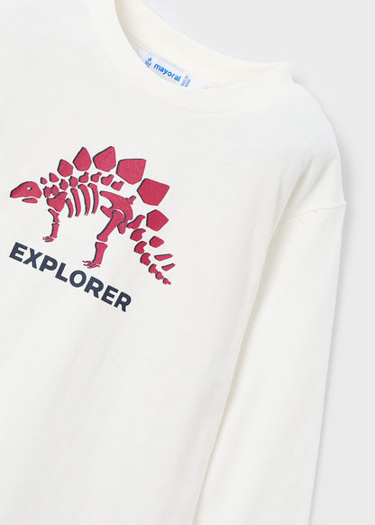 Detalle del estampado de un esqueleto de dinosaurio y la palabra "Explorer" en una playera de manga larga, marca Mayoral.