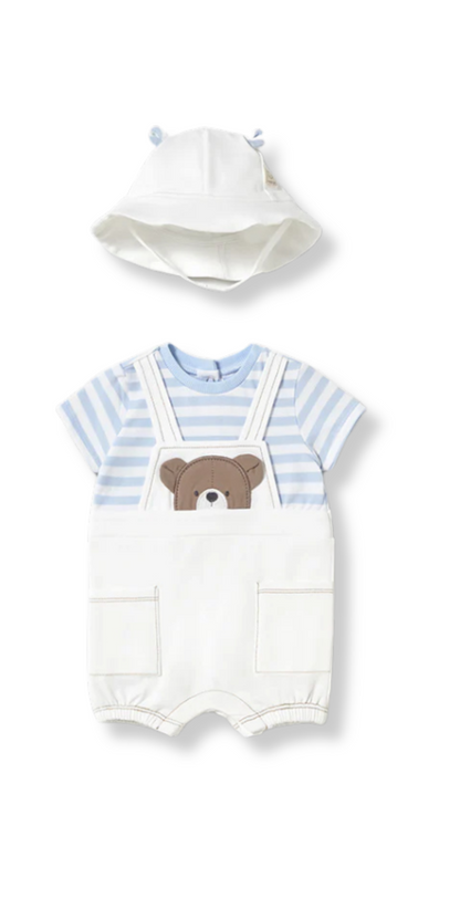 Conjunto para bebé compuesto por un enterizo blanco con tirantes y un tierno bordado de osito en el pecho, acompañado de una camiseta de rayas azul y blanca. Incluye un gorro blanco con pequeñas orejitas, ideal para un look adorable y cómodo.