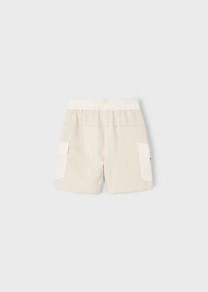 Vista trasera de la playera infantil Mayoral en color beige, diseño minimalista y casual.