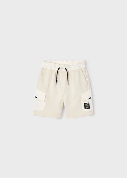 Shorts beige Mayoral con cintura ajustable, bolsillos laterales y detalle de etiqueta en pierna.