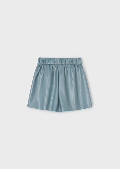 Vista trasera del short de polipiel azul para niña, mostrando la cintura elástica.