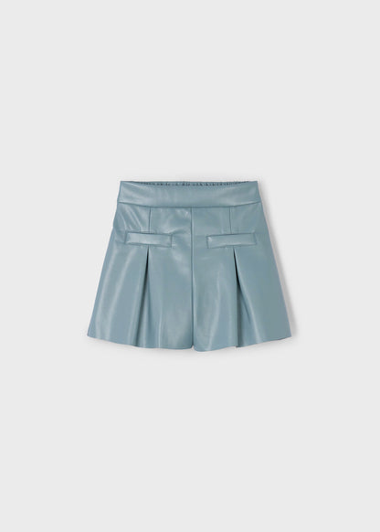 Vista frontal de un short de polipiel color azul para niña, con pinzas y bolsillos decorativos, marca Mayoral.