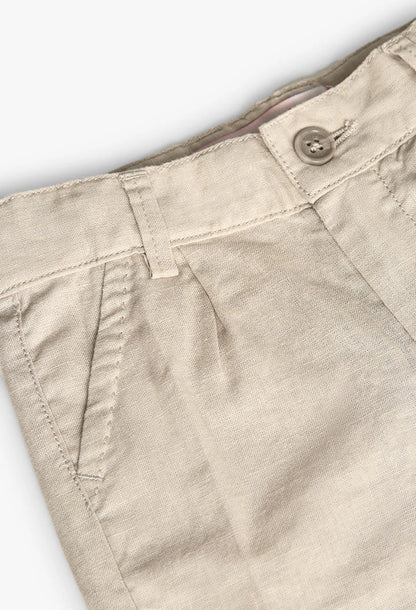 Detalle de la cintura y bolsillos delanteros de shorts de lino beige para niño Boboli.