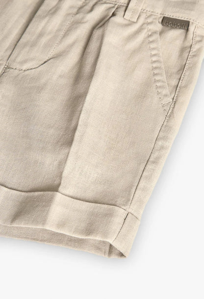 Acabado inferior de shorts de lino beige para niño Boboli, diseño elegante y versátil.