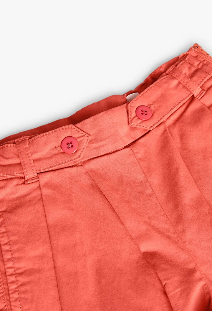 Detalle de cintura con botones del short Boboli coral.