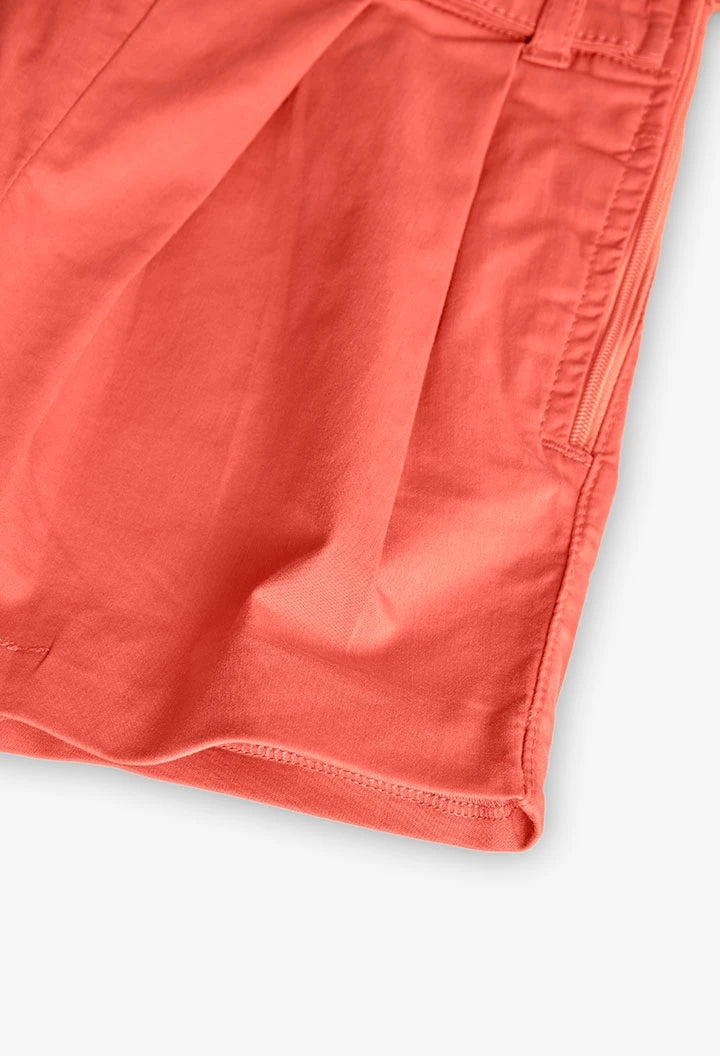 Detalle del dobladillo inferior del short satinado Boboli.