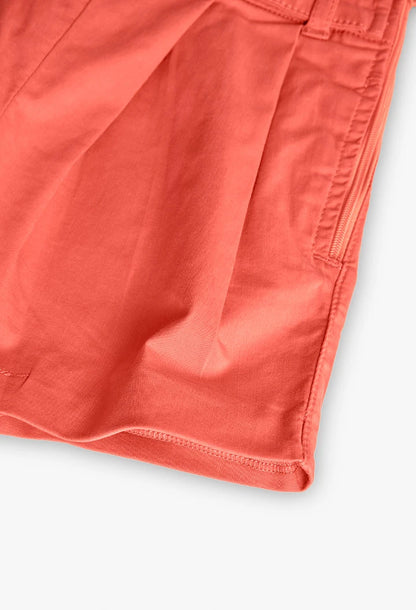 Detalle del dobladillo inferior del short satinado Boboli.
