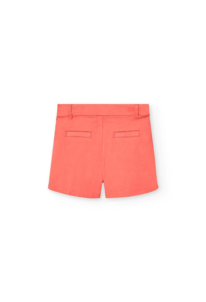 Vista trasera del short coral con bolsillos decorativos.