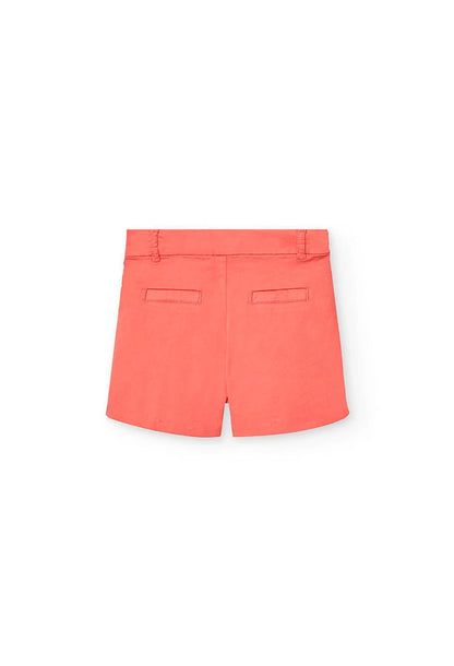 Vista trasera del short coral con bolsillos decorativos.