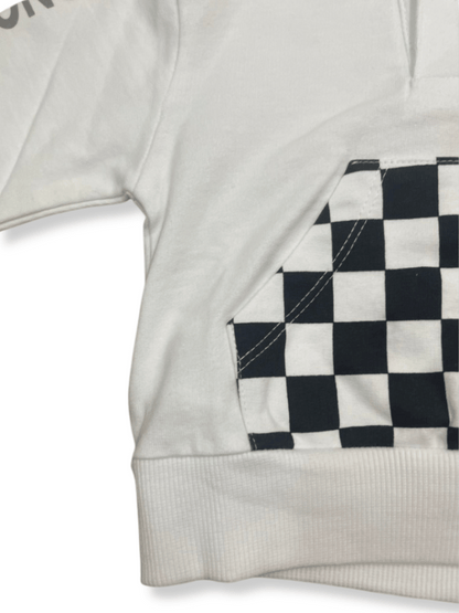 Detalle del bolsillo con diseño de cuadros tipo bandera de carreras en la sudadera racing para niños.
