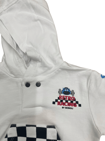 Detalle del hombro de la sudadera racing para niños, con botones decorativos y estampado “Retro Racing”.