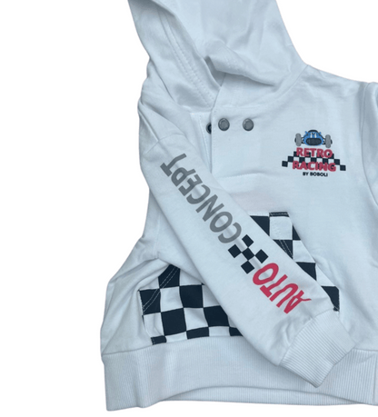Detalle de la manga de la sudadera racing para niños, con texto “Auto Concept” y diseño automovilístico.