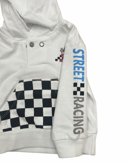 Detalle de la manga de la sudadera racing para niños, con estampado “Street Racing” en azul y gris, y bolsillo con diseño de cuadros tipo bandera de carreras.