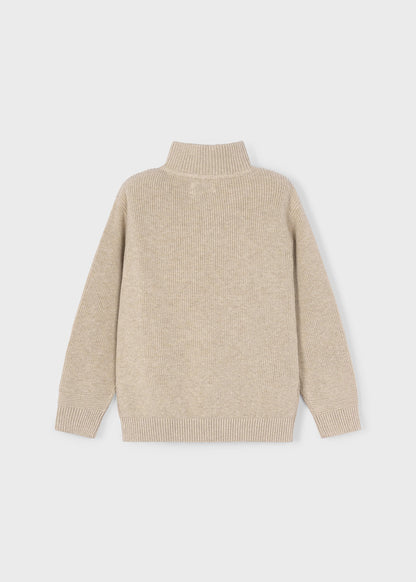 Vista trasera del suéter de punto canalé color beige para niño.