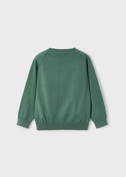 Vista trasera del suéter verde de tricot de la marca Mayoral.