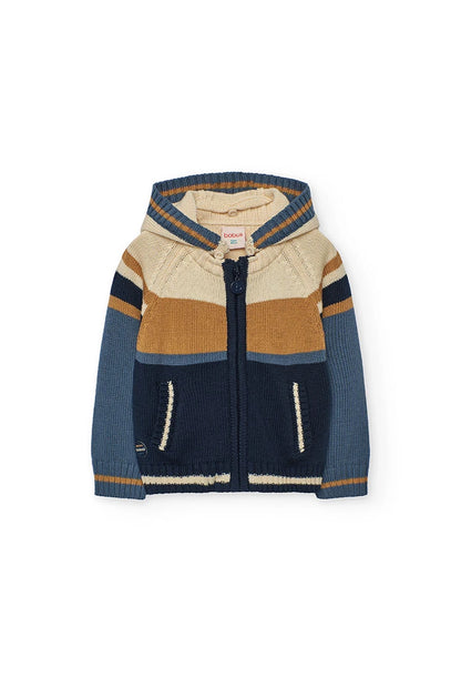 Vista frontal de un suéter de punto para niño con capucha y bloques de color azul, ocre y beige, marca Boboli.
