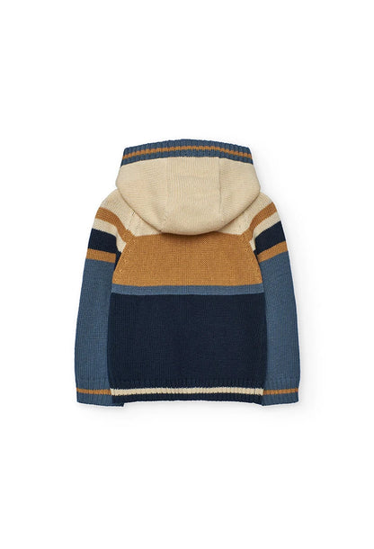 Vista trasera del suéter de punto con capucha para niño, mostrando el diseño de bloques de color, marca Boboli.