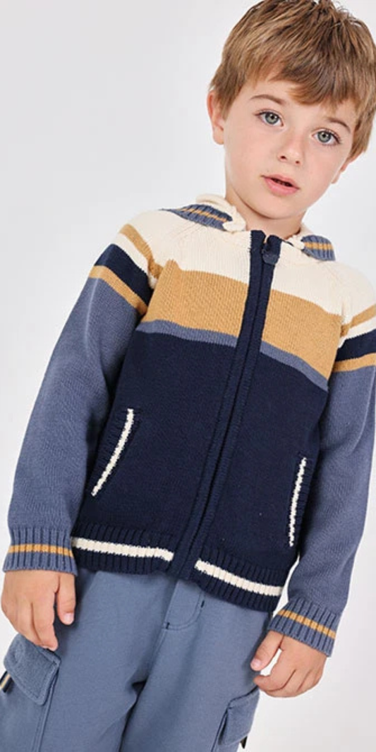 Niño usando un suéter de punto con capucha y cremallera, con rayas de color azul marino, ocre y beige, marca Boboli.