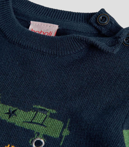 Detalle del cuello redondo y los botones en el hombro de un suéter de punto azul marino para niño, marca Boboli.