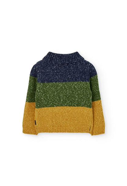 Vista trasera del suéter de punto para niño con rayas de colores, mostrando la espalda y las aberturas laterales en el bajo, marca Boboli.