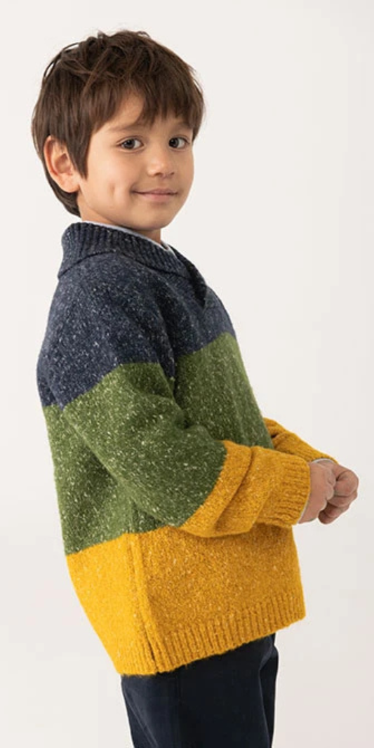 Niño sonriendo de perfil usando un suéter de punto texturizado con cuello chal y rayas gruesas en azul, verde y amarillo, marca Boboli.