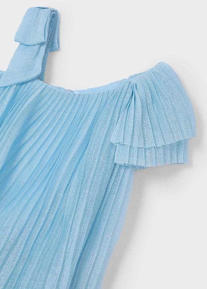 Detalle del tejido plisado y brillante del vestido azul infantil asimétrico de Mayoral.