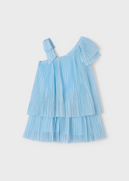 Vestido infantil asimétrico plisado en color azul con detalle de una manga con volantes de Mayoral.