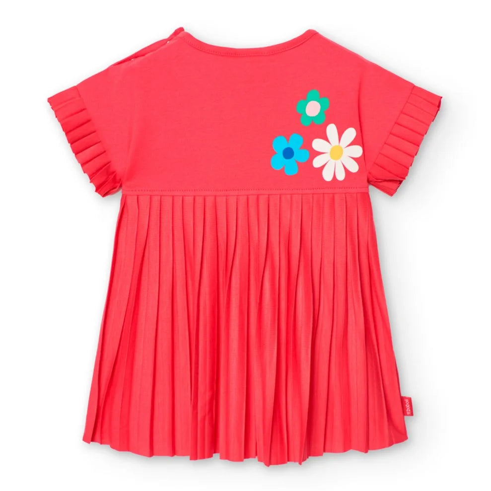 Vista trasera del vestido rojo Boboli con falda plisada y flores pequeñas en la parte superior.