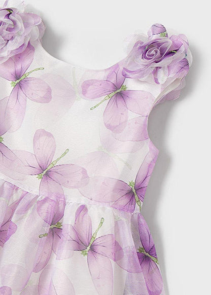 Detalle del vestido infantil con estampado de mariposas en tonos lila y delicadas flores en los hombros, ideal para ocasiones especiales y eventos formales.