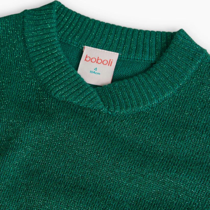 Detalle del cuello y etiqueta del vestido verde metálico de Boboli. 