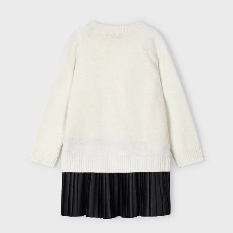 Vista trasera del vestido Mayoral blanco con falda plisada negra integrada.