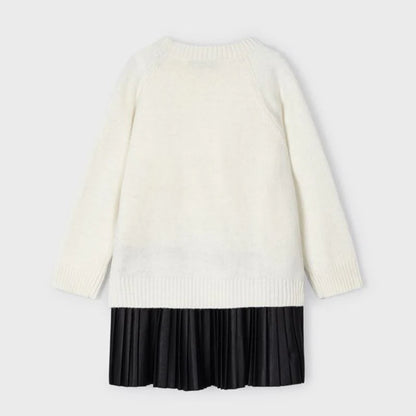 Vista trasera del vestido Mayoral blanco con falda plisada negra integrada.