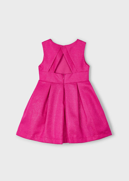 Vista trasera del vestido magenta fiusha de Mayoral, mostrando su diseño con tirantes y caída fluida.