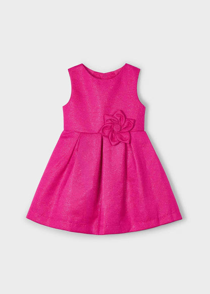Vestido magenta fiusha de Mayoral visto de frente, con un diseño plisado y un estilo sofisticado.