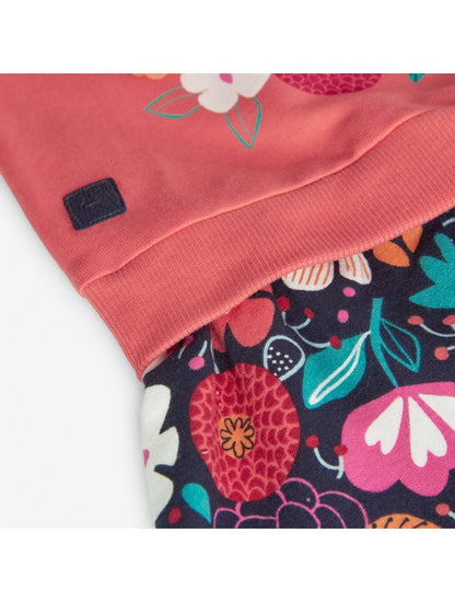 Detalle de la falda del vestido sudadera Boboli de Cachaboo, con estampado floral vibrante y costuras de alta calidad.