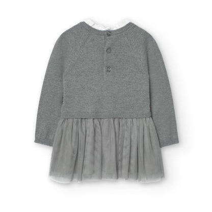 Vista trasera del vestido Boboli en gris con botones en la espalda y falda de tul.