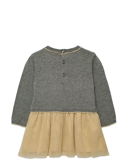 Vista trasera del vestido de punto y tul para niña, mostrando los botones grises en la espalda, marca Boboli.