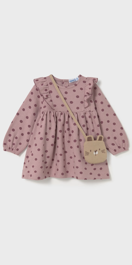 Vista frontal de un vestido rosa de manga larga con lunares y una bolsa de gatito cruzada, marca Mayoral.