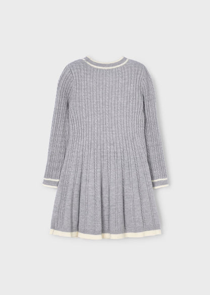 Vista trasera del vestido de punto trenzado gris para niña.