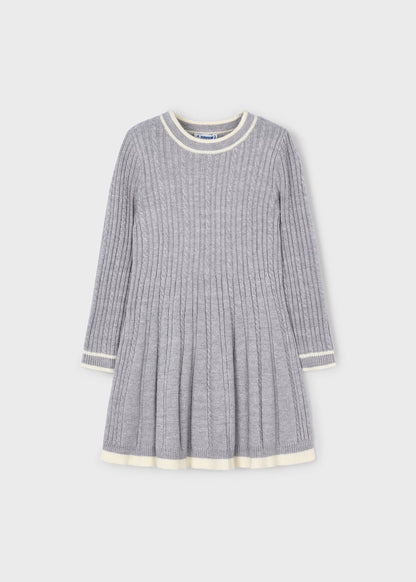 Vista frontal de un vestido de punto trenzado color gris para niña, con cuello, puños y bajo a contraste, marca Mayoral.